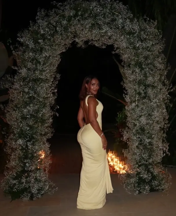 vestido amarillo .webp