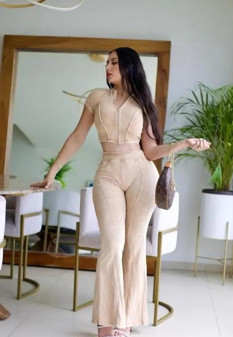 SET DE TOP CORTO CON CIERRE Y PANTALON ACAMPANADO