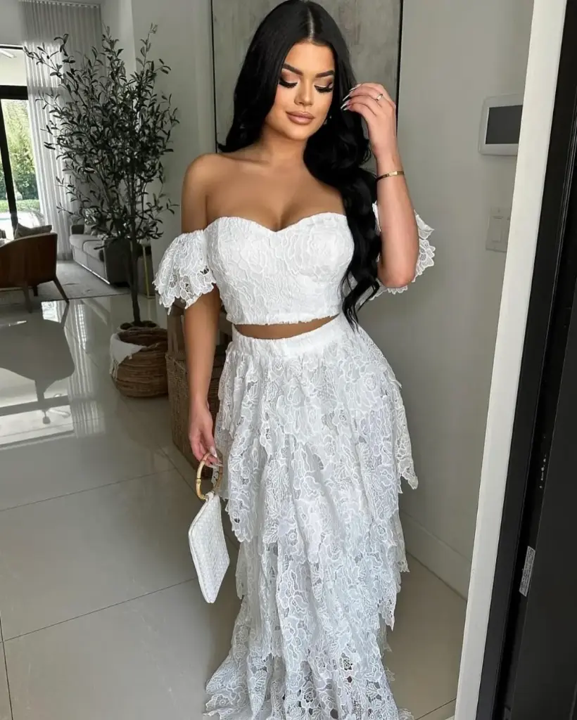 SET DE ENCAJE CON TOP CORTO SIN HOMBROS Y FALDA LARGA ESCALONADA