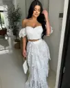 SET DE ENCAJE CON TOP CORTO SIN HOMBROS Y FALDA LARGA ESCALONADA