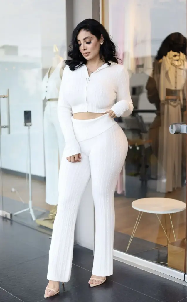 SET DE PUNTO TOP CORTO CON GORRO PANTALON DE CINTURA ALTA ACAMPANADO