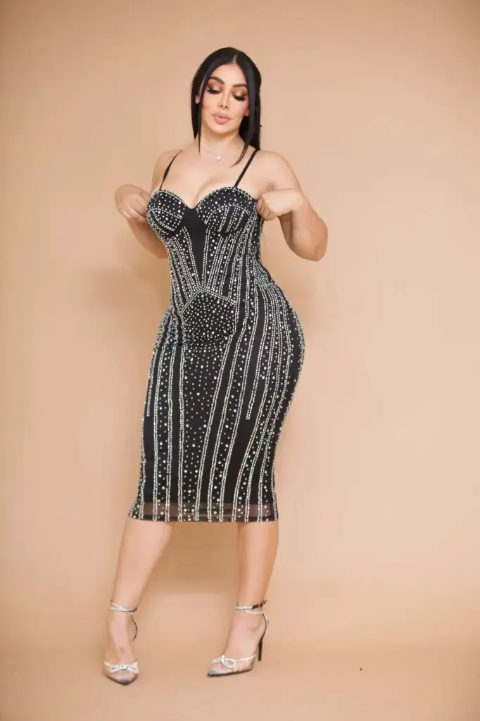 VESTIDO MIDI AJUSTADO CON PEDRERIA PLATEADA Y ESCOTE CORAZON