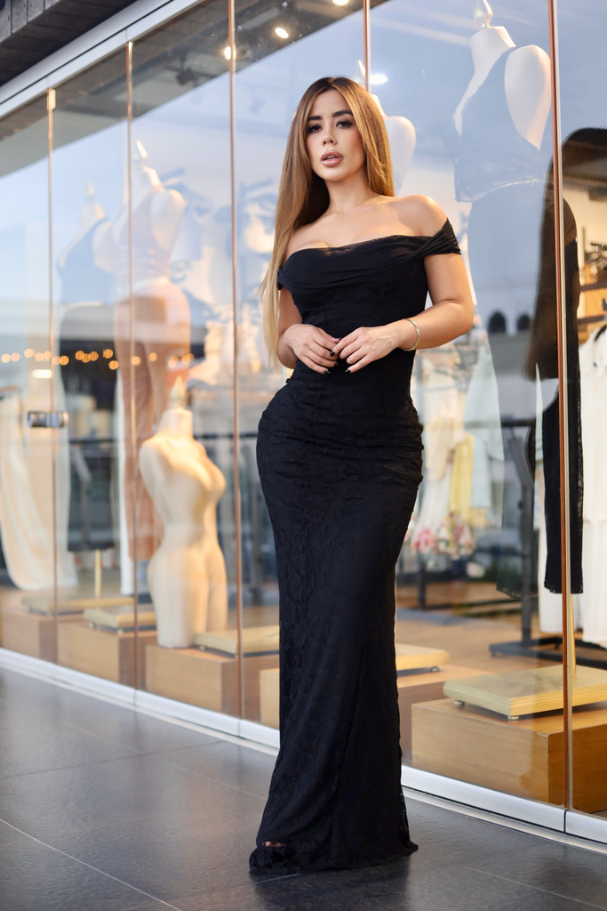 VESTIDO LARGO CON ENCAJE CON HOMBROS DESCUBIERTOS