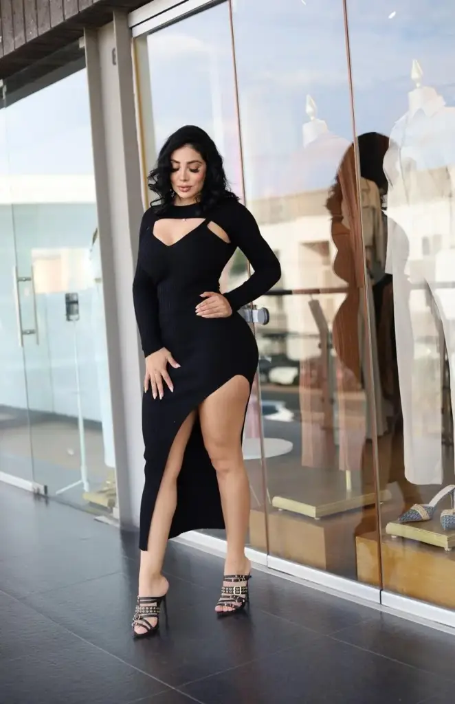 VESTIDO ABIERTO EN PIERNA CON MANGAS 