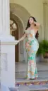 VESTIDO LARGO CON ESPALDA DESCUBIERTA CON DETALLE DE CADENA DECORATIVA