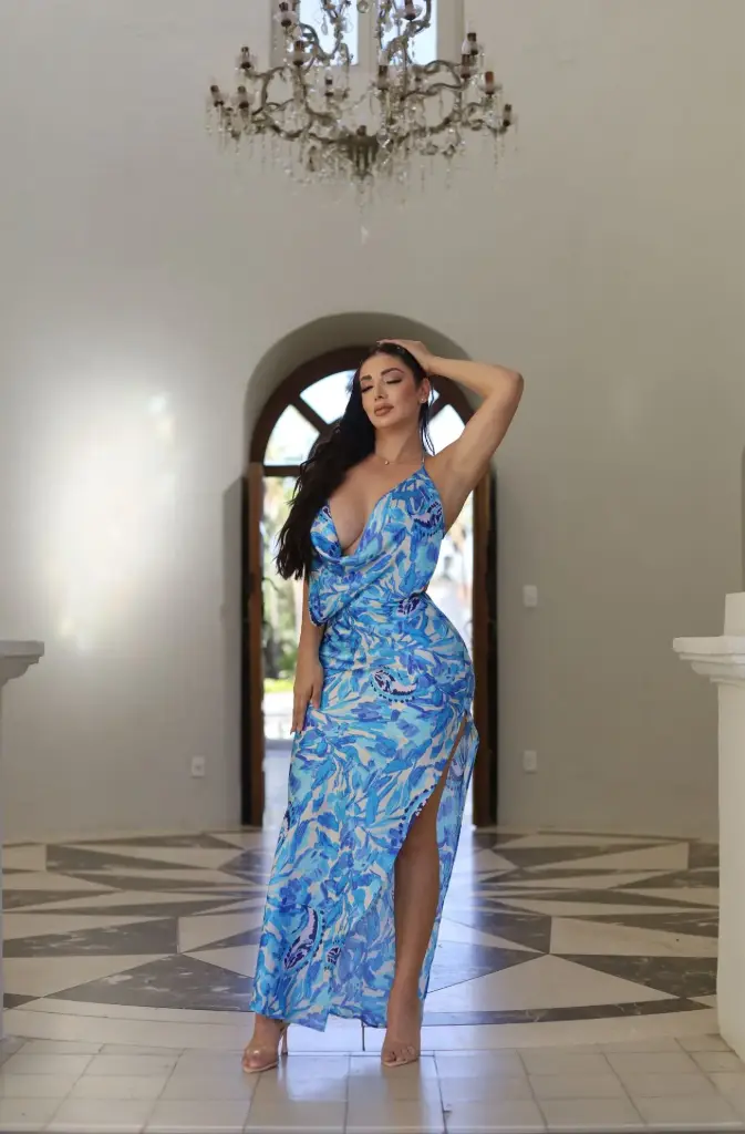 VESTIDO LARGO CON ESCOTE Y ESPALDA DESCUBIERTA