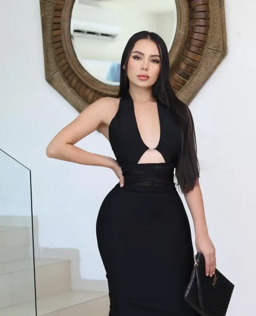 VESTIDO CON ESCOTE V CON ABERTURA DEBAJO DEL BUSTO