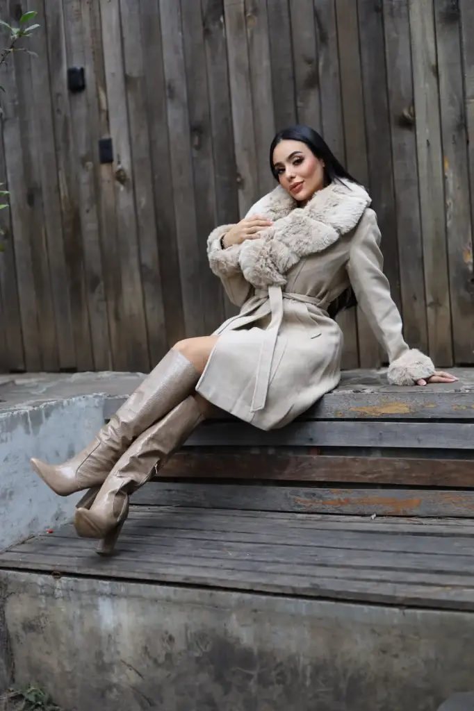 ABRIGO CON PELUCHE EN SOLAPA Y MANGAS 