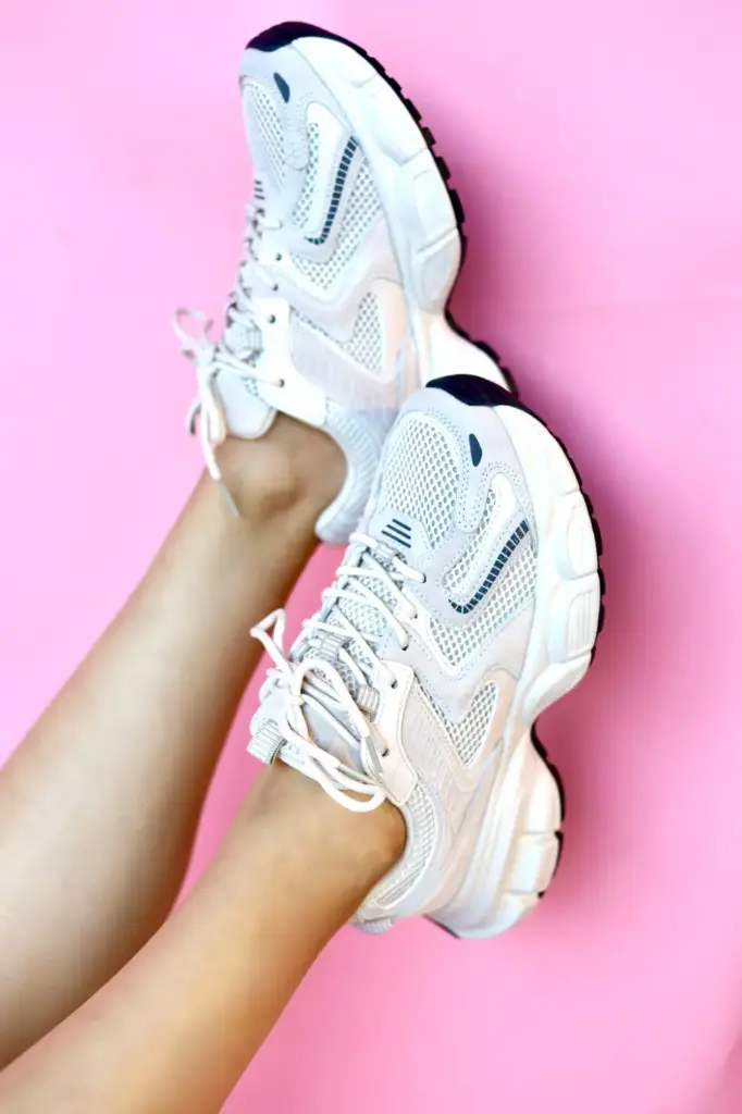 TENIS BEIGE CON LÍNEAS