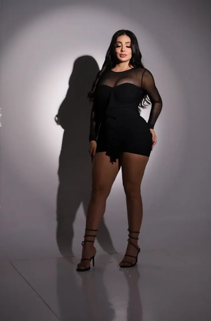 VESTIDO MINI MESH MANGA LARGA CON DETALLES DE VOLANTES ASIMETRICOS