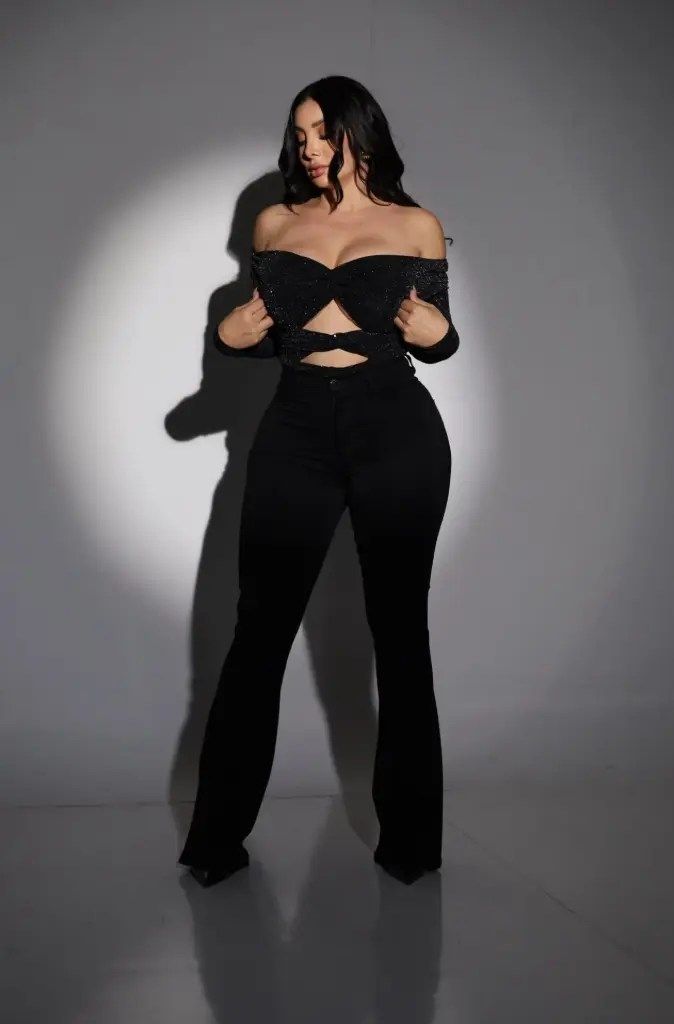 BODY MANGA LARGA HOMBROS CON NUDOS QUE FORMAN ABERTURA ALFRENTE