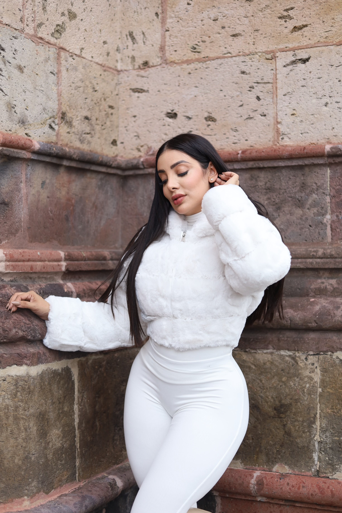 CHAMARRA CORTA PELUCHE CON GORRO 