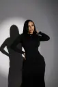 VESTIDO LARGO DE MANGA LARGA Y CUELLO ALTO CON UN NUDO FRONTAL