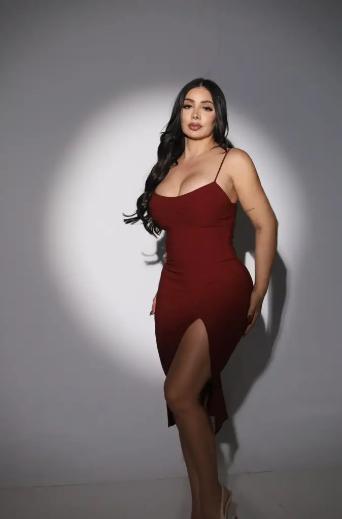 VESTIDO MIDI TIRANTES DELGADOS CON CINTILLA AJUSTABLE EN LA PARTE DE ATRAS CON ABERTURA LATERAL EN PIERNA 