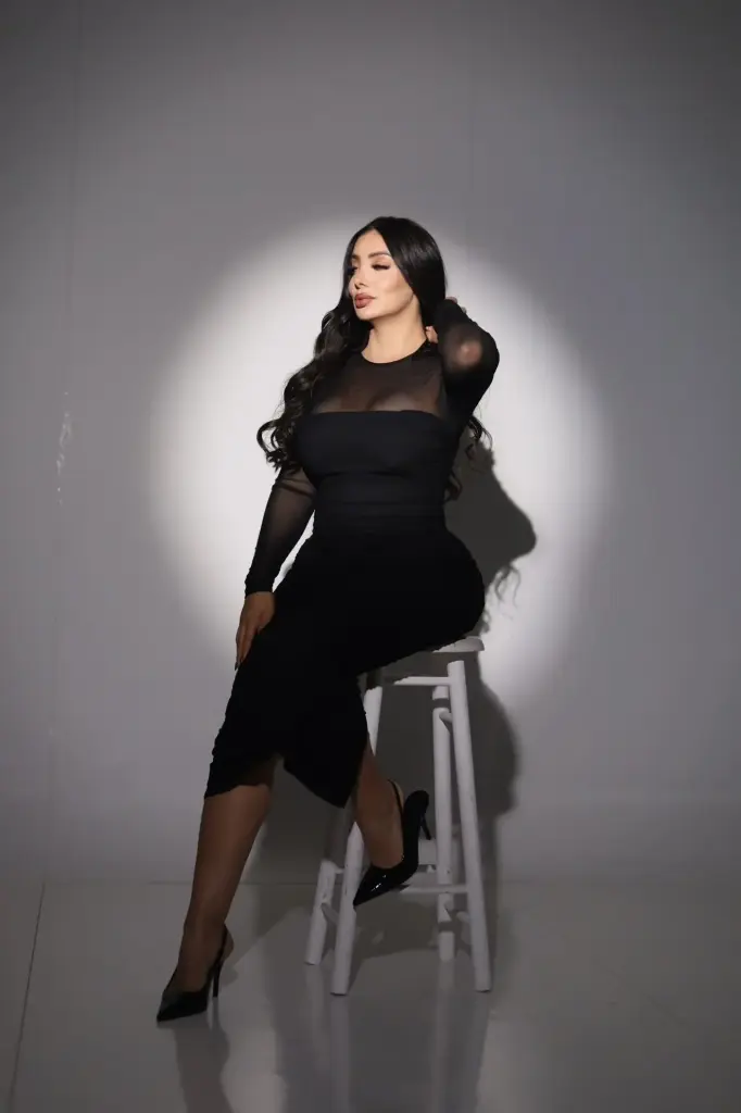 VESTIDO MESH MIDI FRUNCIDO CON ABIERTA MANGA LARGA TRANSPARENTE