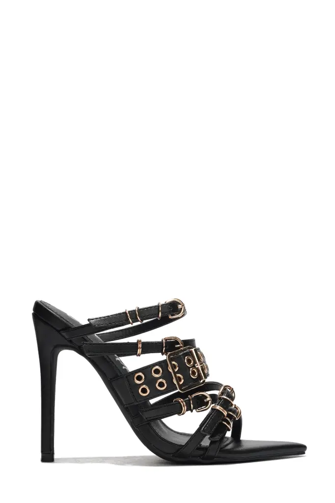 ZAPATILLA NEGRA CON HEBILLA DORADA