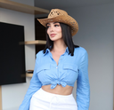 BLUSA CORTA CON DETALLE DE NUDO