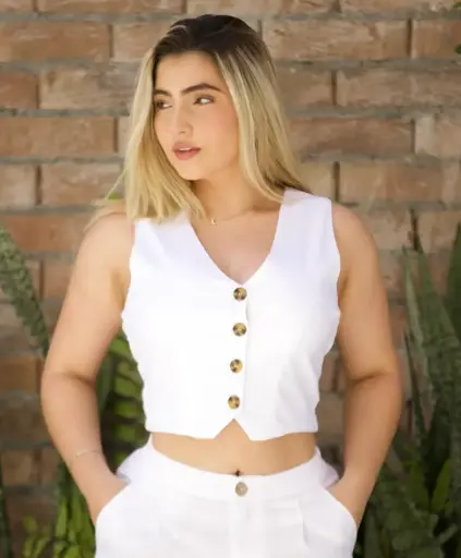 CHALECO CORTO CON BOTONES