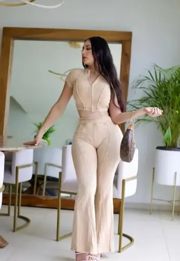 SET DE TOP CORTO CON CIERRE Y PANTALON ACAMPANADO