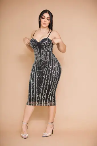 VESTIDO MIDI AJUSTADO CON PEDRERIA PLATEADA Y ESCOTE CORAZON