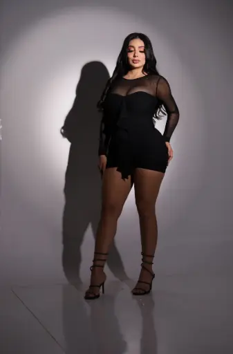 VESTIDO MINI MESH MANGA LARGA CON DETALLES DE VOLANTES ASIMETRICOS