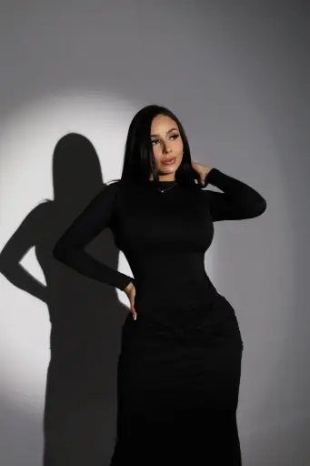 VESTIDO LARGO DE MANGA LARGA Y CUELLO ALTO CON UN NUDO FRONTAL