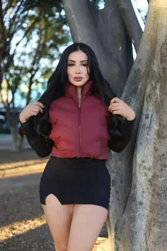 CHALECO CORTO ACOLCHADO CUELLO ALTO CON CIERRE 